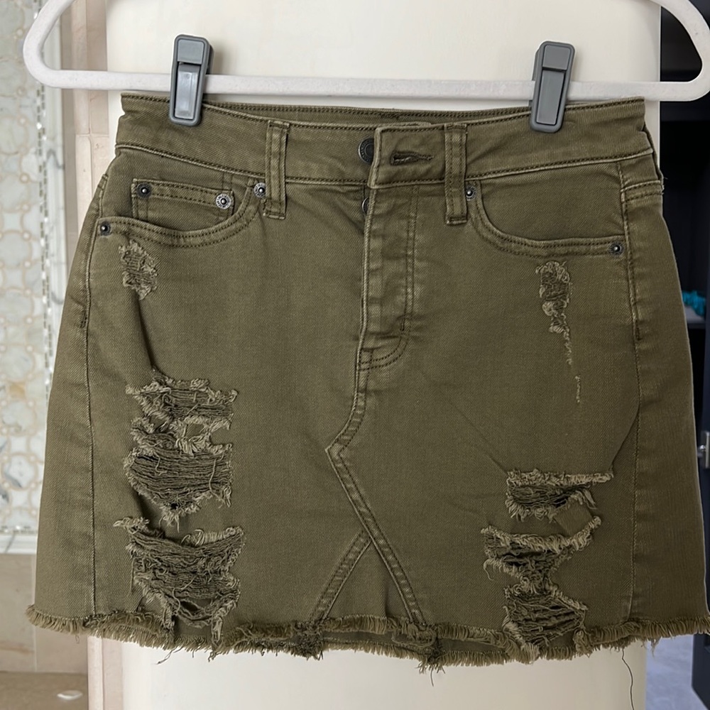 Stretch mini American eagle skirt size 00 army green